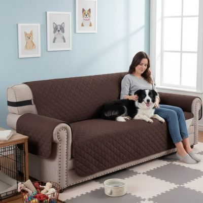 Protection canapé WaterproofAnd brun noir femme caresse chien
