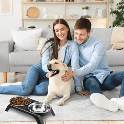 Gamelle chien homme femme caresse