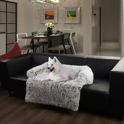 Lit pour chien, il est couché sur son lit gris